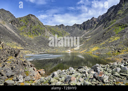 See unten am Berg Depression während der Eiszeit gebildet. Armen Vegetation in der rauen klimatischen Zone der Highlands ergänzt die Landschaft Stockfoto