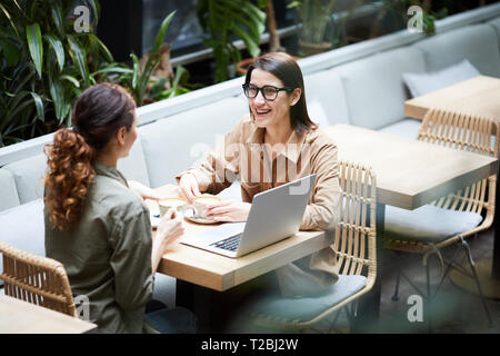 Diskussion von über Kaffee Stockfoto