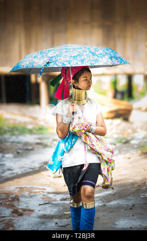 Baan Tong Luang Chiang Mai Thailand 16 April 2018 Junge langen Hals Karen Frau geht unter dem Dach Stockfoto