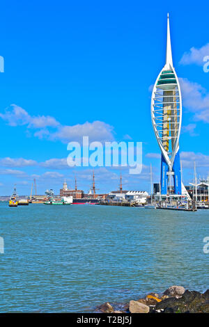 Die Spinnaker Tower ist von Emirates gesponsert, und dominiert in dieser Ansicht Gunwharf Quays. Es blickt auf den Hafen von Portsmouth und hat einen atemberaubenden 360°-vie Stockfoto