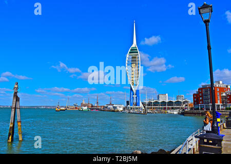 Die Spinnaker Tower ist von Emirates gesponsert, und dominiert in dieser Ansicht Gunwharf Quays. Es blickt auf den Hafen von Portsmouth und hat einen atemberaubenden 360°-vie Stockfoto