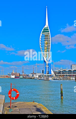 Die Spinnaker Tower ist von Emirates gesponsert, und dominiert in dieser Ansicht Gunwharf Quays. Es blickt auf den Hafen von Portsmouth und hat einen atemberaubenden 360°-vie Stockfoto