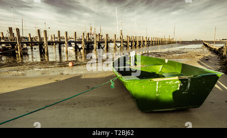 Ein kleines grünes Boot in einem kleinen Hafen auf Amrum, einer kleinen Insel in der Nordsee in der Nähe von Sylt Stockfoto