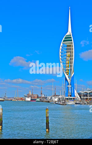 Die Spinnaker Tower ist von Emirates gesponsert, und dominiert in dieser Ansicht Gunwharf Quays. Es blickt auf den Hafen von Portsmouth und hat einen atemberaubenden 360°-vie Stockfoto