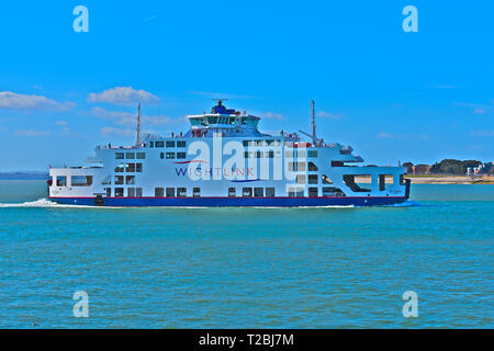 Die Insel von Wight Fähre t Clare' betrieben von Wightlink, Ansätze Altstadt Hafen von Portsmouth Fishbourne auf der Insel. Blauer Himmel und Sonnenschein. Stockfoto