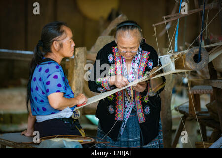 Baan Tong Luang Chiang Mai Thailand April 16 2018 Tribal Frau Weberei Stockfoto