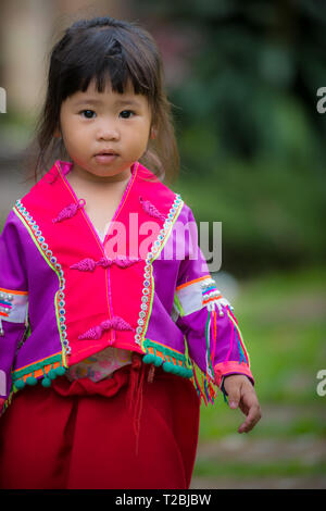 Baan Tong Luang Chiang Mai Thailand April 16 2018 kleines Mädchen in traditioneller Kleidung schaut in Richtung der Kamera Stockfoto