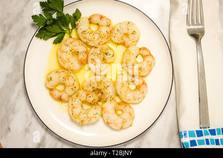 Garnelen mit Zitrone, Dill, Knoblauch Butter. Stockfoto