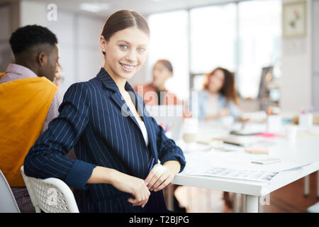 Junge Geschäftsfrau Posing Stockfoto