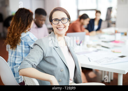 Freundliche Unternehmerin posiert in Office Stockfoto