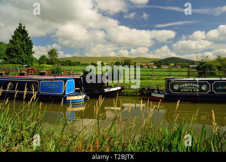 Schmale Boote entlang der Kennet and Avon canal festgemacht, in Richtung der Alton Barnes weißes Pferd suchen. Stockfoto