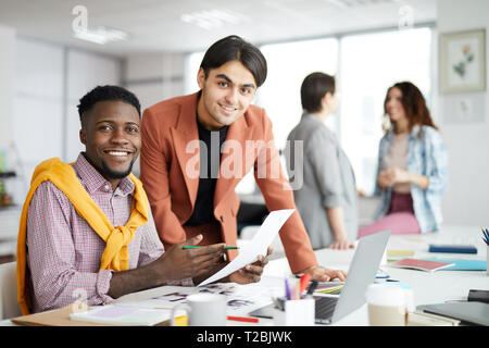 Moderne Führungskräfte lächelnd an Kamera Stockfoto