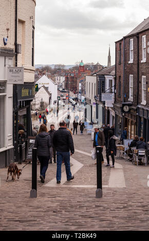 Eine Straßenszene in Elvet Brücke, Durham, England, Großbritannien Stockfoto