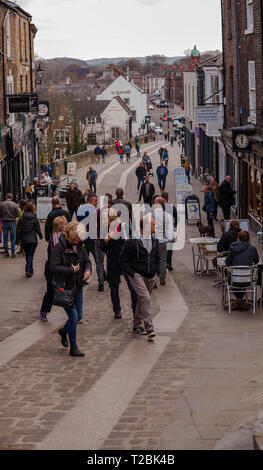 Eine Straßenszene in Elvet Brücke, Durham, England, Großbritannien Stockfoto