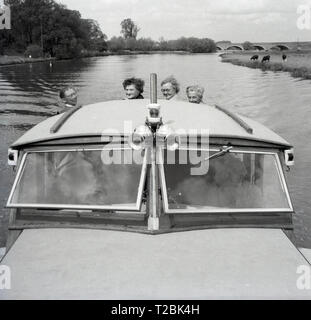 1950, historische, zwei ältere Ehepaare auf einen Motor starten oder Kabine crusier, die Themse in Oxford, England, UK. Stockfoto