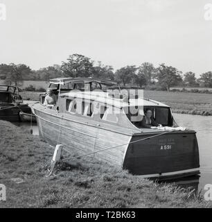 1950, historische, zwei ältere Damen auf ihren Holz Motor starten oder Kajütboot, 'Jolly Days', vertäut am Ufer der Themse, in der Nähe von Oxford, England, UK. Stockfoto