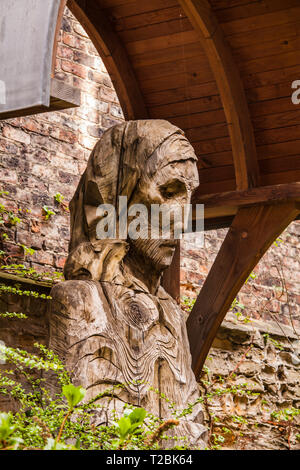 'Cuthbert der Farne", eine Skulptur im Elm Holz von Fenwick Lawson, Durham Heritage Center, North Bailey, Durham, England, Großbritannien Stockfoto