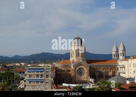 Sainte Maxime an der azurblauen Küste: Meer, Tourismus, Stadt und das Riesenrad Stockfoto