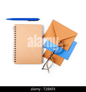 Bürotisch Schreibtisch mit Notebook, Brillen, Umschläge und Stift auf weißem Hintergrund Freistellungspfad getrennt ausgewiesen. Arbeitsbereich Design Element. Wohnung La Stockfoto