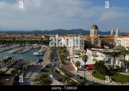 Sainte Maxime an der azurblauen Küste: Meer, Tourismus, Stadt und das Riesenrad Stockfoto