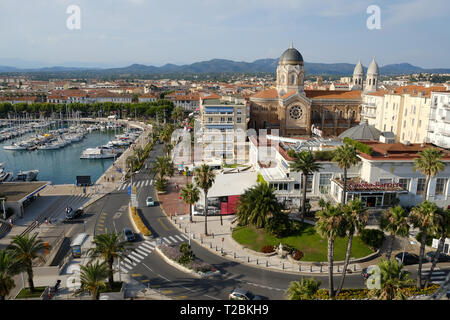 Sainte Maxime an der azurblauen Küste: Meer, Tourismus, Stadt und das Riesenrad Stockfoto