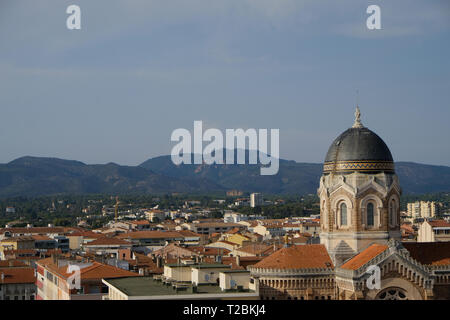 Sainte Maxime an der azurblauen Küste: Meer, Tourismus, Stadt und das Riesenrad Stockfoto