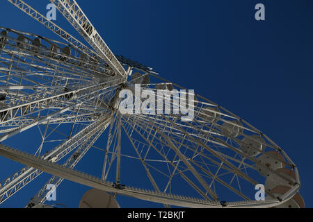 Sainte Maxime an der azurblauen Küste: Meer, Tourismus, Stadt und das Riesenrad Stockfoto