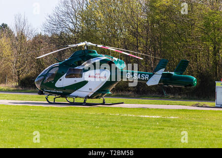 Hubschrauber Betriebssystem für Essex & Herts Air Ambulance vom Earls Colne Flugplatz in Essex an einem schönen Frühlingstag Stockfoto