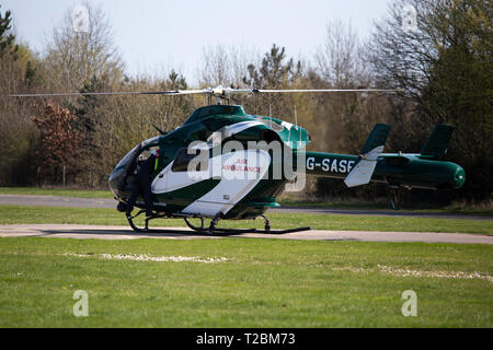 Hubschrauber Betriebssystem für Essex & Herts Air Ambulance vom Earls Colne Flugplatz in Essex an einem schönen Frühlingstag Stockfoto