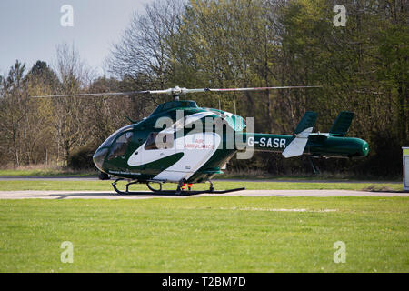 Hubschrauber Betriebssystem für Essex & Herts Air Ambulance vom Earls Colne Flugplatz in Essex an einem schönen Frühlingstag Stockfoto