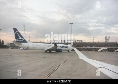 Sibiu International Airport mit Tarom Flugzeug im Hintergrund Stockfoto