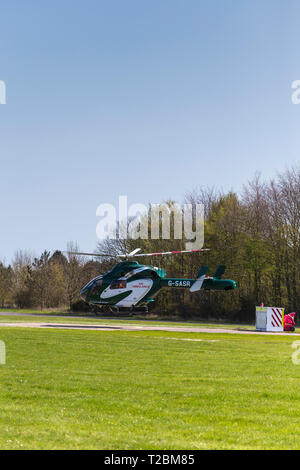 Hubschrauber Betriebssystem für Essex & Herts Air Ambulance vom Earls Colne Flugplatz in Essex an einem schönen Frühlingstag Stockfoto