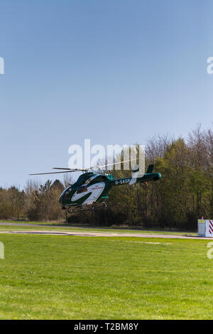 Hubschrauber Betriebssystem für Essex & Herts Air Ambulance vom Earls Colne Flugplatz in Essex an einem schönen Frühlingstag Stockfoto