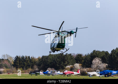 Hubschrauber Betriebssystem für Essex & Herts Air Ambulance vom Earls Colne Flugplatz in Essex an einem schönen Frühlingstag Stockfoto