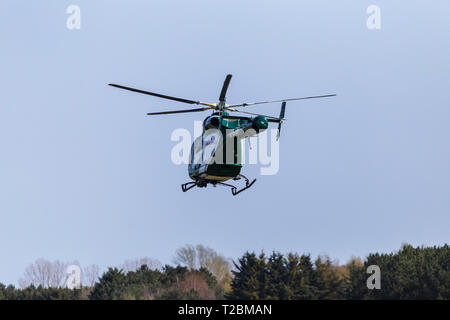 Hubschrauber Betriebssystem für Essex & Herts Air Ambulance vom Earls Colne Flugplatz in Essex an einem schönen Frühlingstag Stockfoto