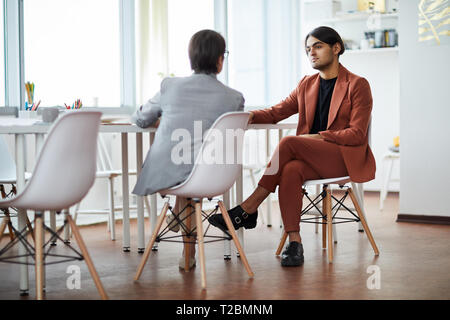 In voller Länge Porträt des heutigen Nahen Ostens Mann hören HR Manager beim Bewerbungsgespräch in Büro, Kopie Raum Stockfoto