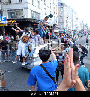 Pariser versammelt in der Nähe der Porte Saint-Martin genießen Sie die FIFA WM-Finale im Juli 2018, als Frankreich Fußball-Meister wurde. Stockfoto