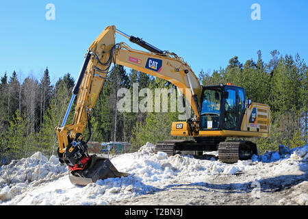 Lieto, Finnland - 22. März 2019: Cat320 Hydraulikbagger auf schneebedeckten Haufen Kies an der jährlichen Veranstaltung der Zotten Konekaupan Lansi Maschinen Vertrieb. Stockfoto