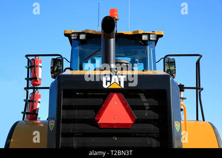 Lieto, Finnland - 22. März 2019: Cat Radlader, Detail, mit Caterpillar Inc. Firmenlogo Konekaupan Zotten Lansi Maschinen Vertrieb. Stockfoto