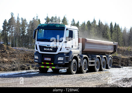 Lieto, Finnland - März 22, 2019: Weiß MAN TGS 45.500 Kipper von makila Oy bei der Arbeit auf einer Baustelle an einem sonnigen Tag des Frühlings. Stockfoto