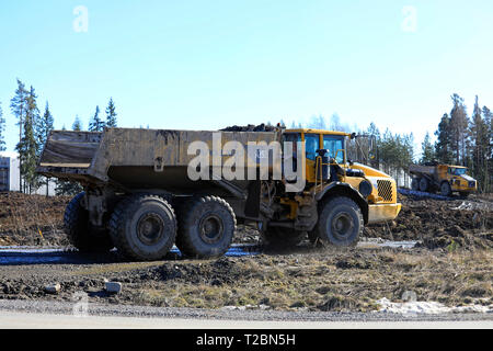 Lieto, Finnland - März 22, 2019 Volvo Muldenkipper mit Knicklenkung auf einer Baustelle im Süden von Finnland über einen Tag des Frühlings. Stockfoto