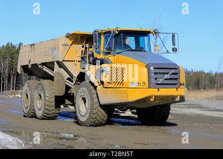 Lieto, Finnland - März 22, 2019 Volvo A 35 E knickgelenkte Dumper mit Geschwindigkeit entlang der Straße von einer Baustelle an einem sonnigen Tag im Frühling fahren. Stockfoto