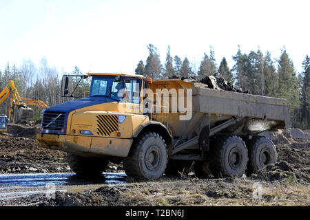 Lieto, Finnland - März 22, 2019 Volvo A 35 D knickgelenkte Dumper mit einer Last von Steinen und Kies bei der Arbeit auf der Baustelle im Süden Finnlands. Stockfoto