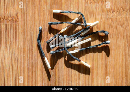 Verbrannte Streichhölzer, verkohlte, schwarzem Holz Stücke. Stockfoto