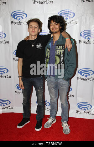 Jakob Bertrand und Xolo Mariduena fördert 'Cobra Kai' an WonderCon 2019 am 2. Tag statt im Anaheim Convention Center in Anaheim, CA am 30. März 2019. Foto: Richard Chavez/PictureLux Stockfoto