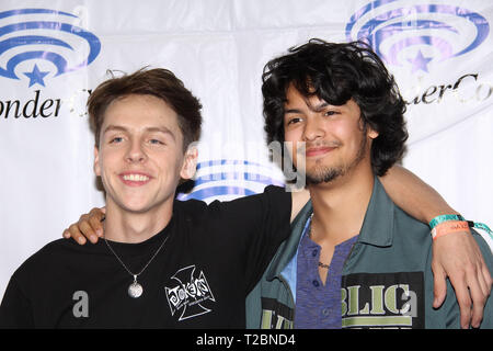 Jakob Bertrand und Xolo Mariduena fördert 'Cobra Kai' an WonderCon 2019 am 2. Tag statt im Anaheim Convention Center in Anaheim, CA am 30. März 2019. Foto: Richard Chavez/PictureLux Stockfoto