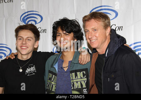 Jakob Bertrand, Xolo Mariduena und William Zabka fördert 'Cobra Kai' an WonderCon 2019 am 2. Tag statt im Anaheim Convention Center in Anaheim, CA am 30. März 2019. Foto: Richard Chavez/PictureLux Stockfoto