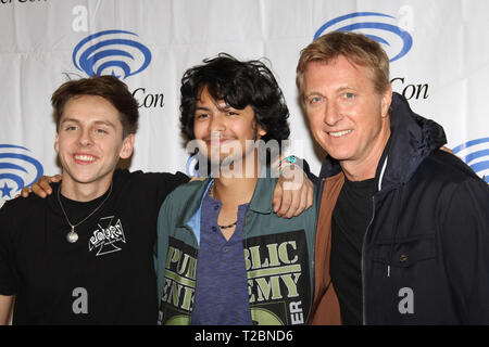 Jakob Bertrand, Xolo Mariduena und William Zabka fördert 'Cobra Kai' an WonderCon 2019 am 2. Tag statt im Anaheim Convention Center in Anaheim, CA am 30. März 2019. Foto: Richard Chavez/PictureLux Stockfoto