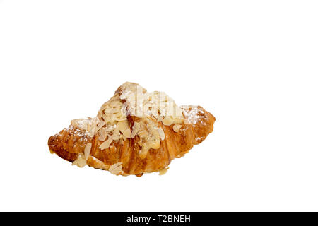 Eine Mandelflocken Croissant auf weißem Hintergrund, kein Schatten Stockfoto