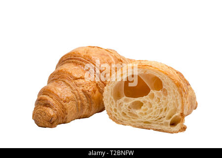 Ein einfaches Croissant und die Hälfte Croissant auf weißem Hintergrund, kein Schatten Stockfoto